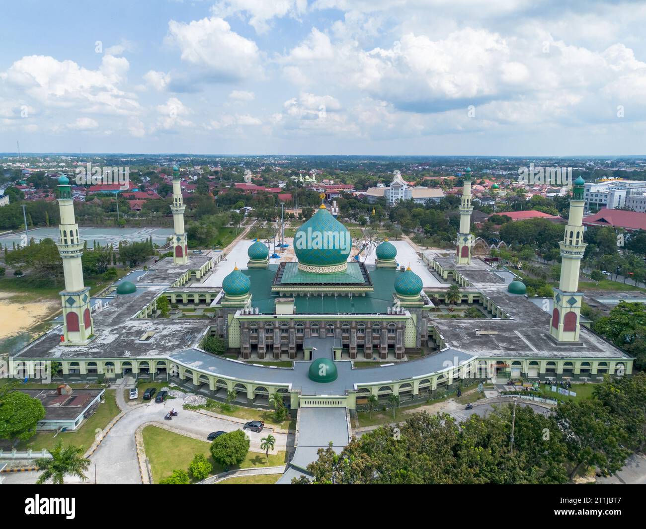 Aus der Vogelperspektive auf eine nur große Moschee, Pekanbaru, Riau, Indonesien mit blauem Himmel. Stockfoto