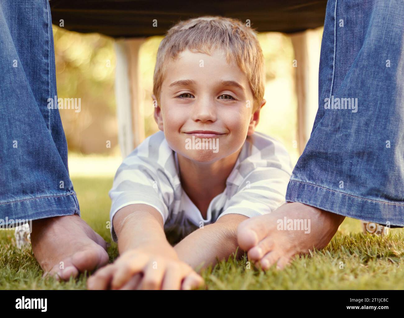 Lustig, Gesicht und Porträt des Kindes mit Eltern, die zusammen als