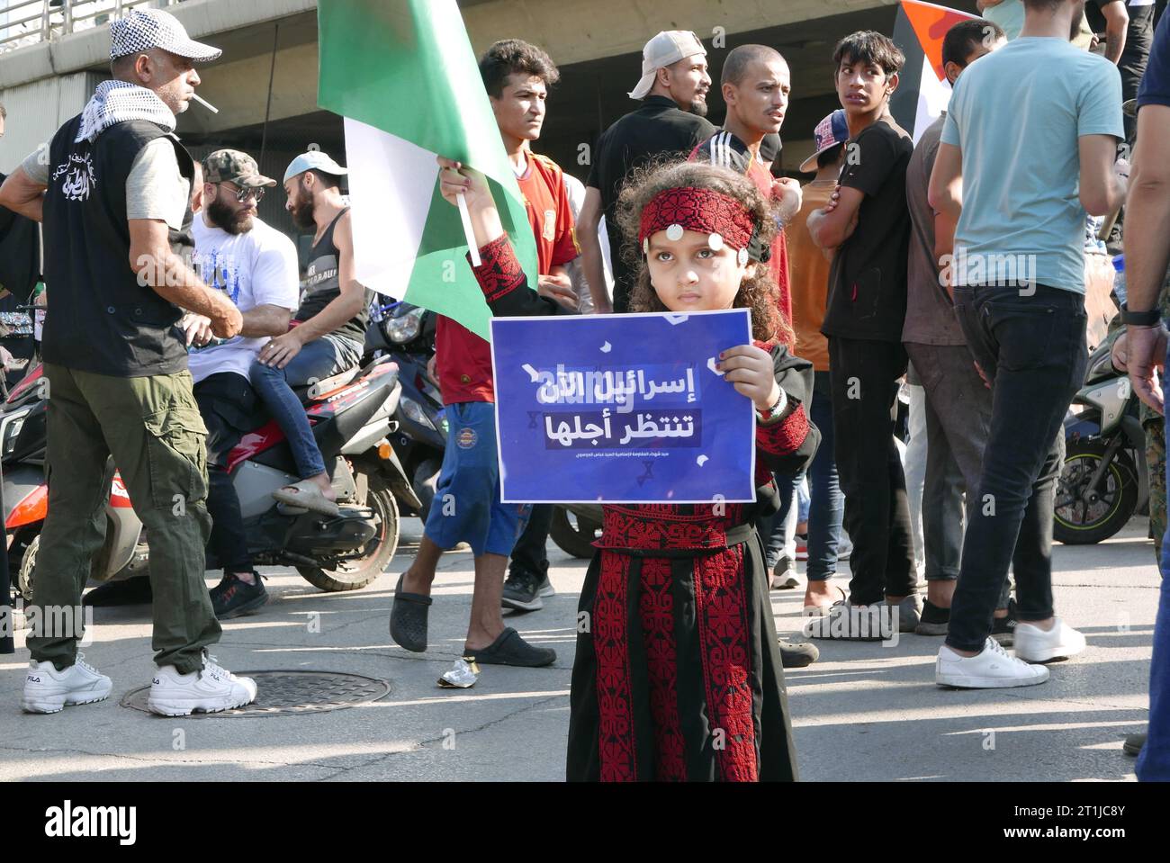 Beirut, Libanon. Oktober 2023. Tausende von Menschen demonstrieren am 13. Oktober 2023 in Beirut, Libanon, pro Palästina. (Foto: Elisa Gestri/SIPA USA) Credit: SIPA US/Alamy Live News Stockfoto