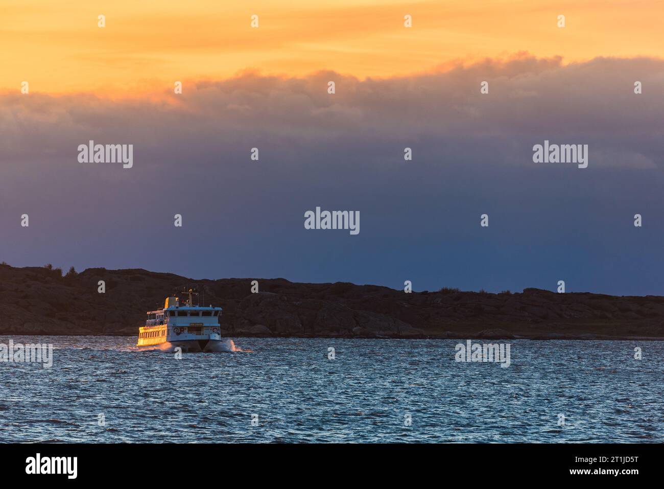 Passagiere auf einem Seeschiff in der Abenddämmerung, nahe Göteborgs Küste. Stockfoto