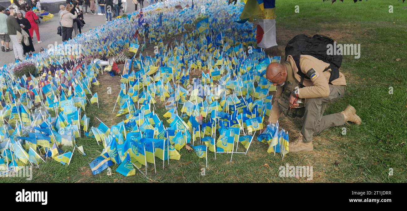 REKORDDATUM NICHT ANGEGEBEN Ukraine Kiew, 10/14/2023 - Soldat/Israeli/now/before/return/to/Defect/His/Homeland UkraineKiew, 10/14/2023 -Soldat/Israeli/now/before/of/return/to/Defect/His/Homeland - - heute auf dem Unabhängigkeitsplatz in Kiew, ein israelischer Soldat betet für seine Freunde, die im Krieg zwischen Russland und der Ukraine ums Leben gekommen sind, und bittet Gott um Schutz, während er zurückkehrt, um im aktuellen Konflikt gegen die Hamas für Israel zu kämpfen. Foto: Paulo Laizo/ATO Press Ukraine Kiew, 10/14/2023 - Soldier/Israeli/now/before/return/to/Defect/His/Homeland Kiew Copyright: XPauloxLaizox Stockfoto