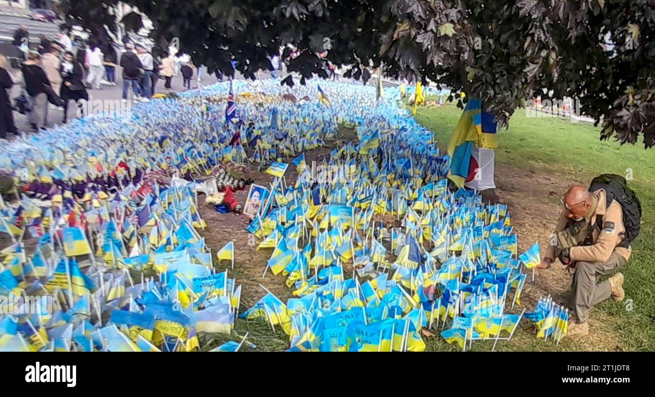 REKORDDATUM NICHT ANGEGEBEN Ukraine Kiew, 10/14/2023 - Soldat/Israeli/now/before/return/to/Defect/His/Homeland UkraineKiew, 10/14/2023 -Soldat/Israeli/now/before/of/return/to/Defect/His/Homeland - - heute auf dem Unabhängigkeitsplatz in Kiew, ein israelischer Soldat betet für seine Freunde, die im Krieg zwischen Russland und der Ukraine ums Leben gekommen sind, und bittet Gott um Schutz, während er zurückkehrt, um im aktuellen Konflikt gegen die Hamas für Israel zu kämpfen. Foto: Paulo Laizo/ATO Press Ukraine Kiew, 10/14/2023 - Soldier/Israeli/now/before/return/to/Defect/His/Homeland Kiew Copyright: XPauloxLaizox Stockfoto