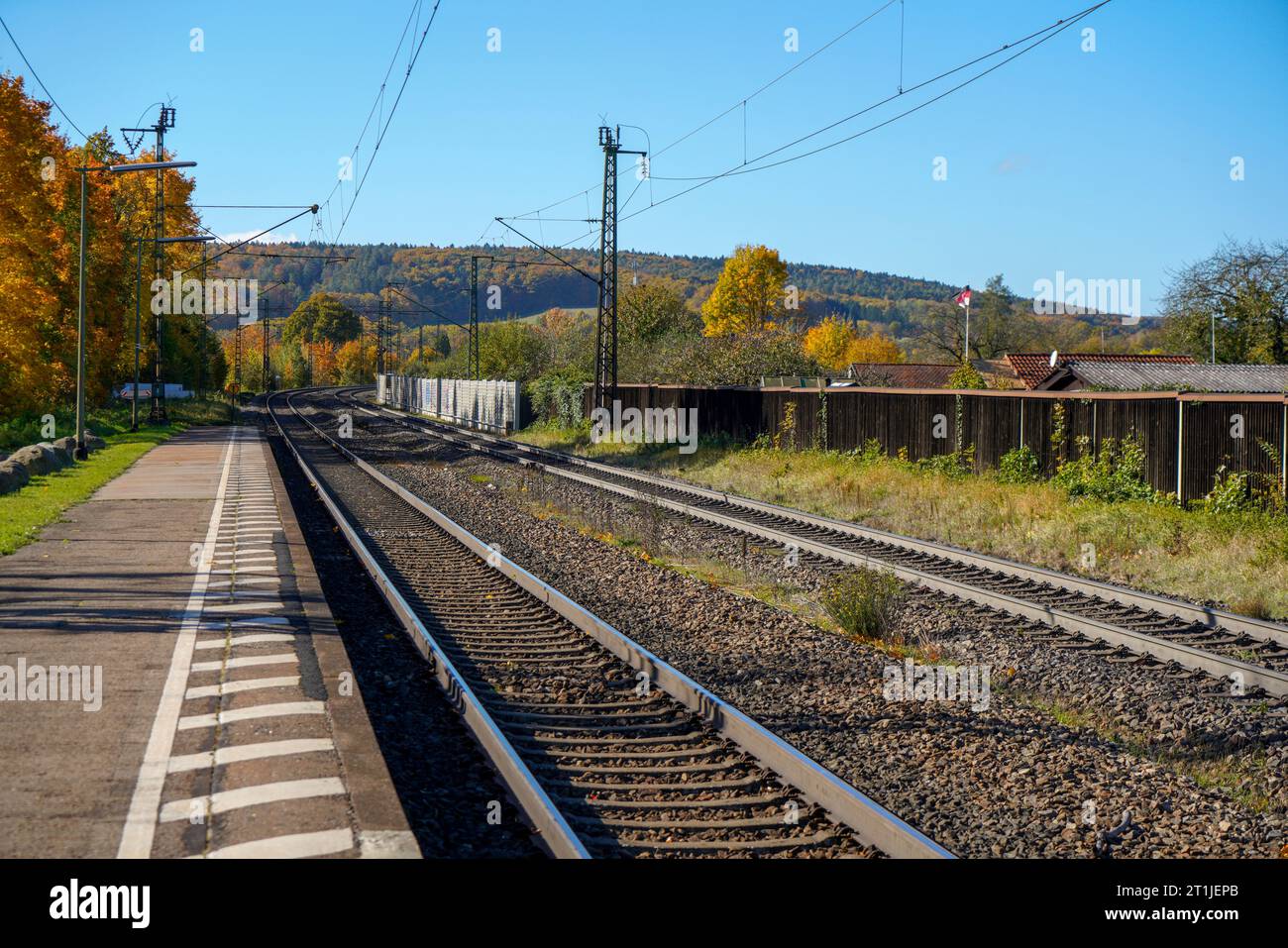 Eisenbahn aus robustem Stahl für langlebige Lasten auf Schienen und Signalanlagen Stockfoto