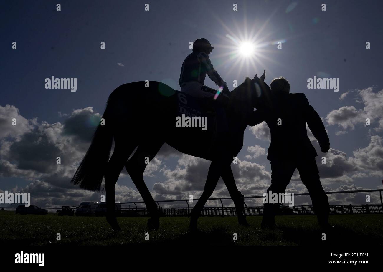 Jockey Frankie Dettori startet auf Henry Adams, bevor er am zweiten Tag des Dubai Future Champions Festivals auf dem Newmarket Racecourse, Suffolk, an der Dewhurst Stakes der Native Trail teilnimmt. Bilddatum: Samstag, 14. Oktober 2023. Stockfoto