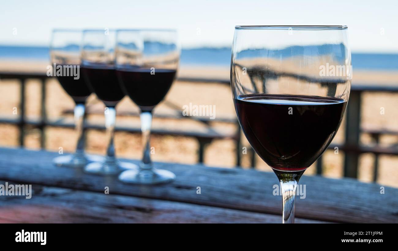 Rotwein auf dem Strandtisch an sonnigem Tag mit Kopierraum Stockfoto
