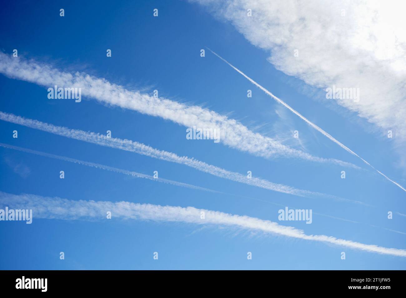 Flugzeugdampfspuren über einen tiefblauen Himmel, Spanien. Stockfoto