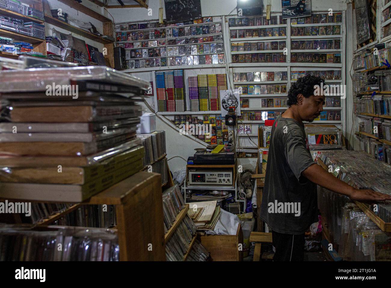 Bantul, Yogyakarta, Indonesien. Oktober 2023. Ein Ladenbesitzer bereitet in einem Musikgeschäft namens Toko Musik Luwes in Bantul physische Albumaufnahmen im Kassettenformat vor. Nach Angaben der Recording Industry Association of America (RIAA) steigen die Einnahmen aus Musik, die vor allem durch Streaming-Dienste, aber auch durch den Verkauf physischer Musikformate angetrieben werden. Der Bericht stellte fest, dass die Einnahmen aus physischen Musikformaten im Laufe der Jahre allmählich gestiegen sind. Der Gesamtumsatz für physische Musik stieg im vergangenen Jahr um 4 Prozent, angetrieben von einem 17-prozentigen Anstieg der Schallplatten. Physische Veröffentlichung von Musik Stockfoto
