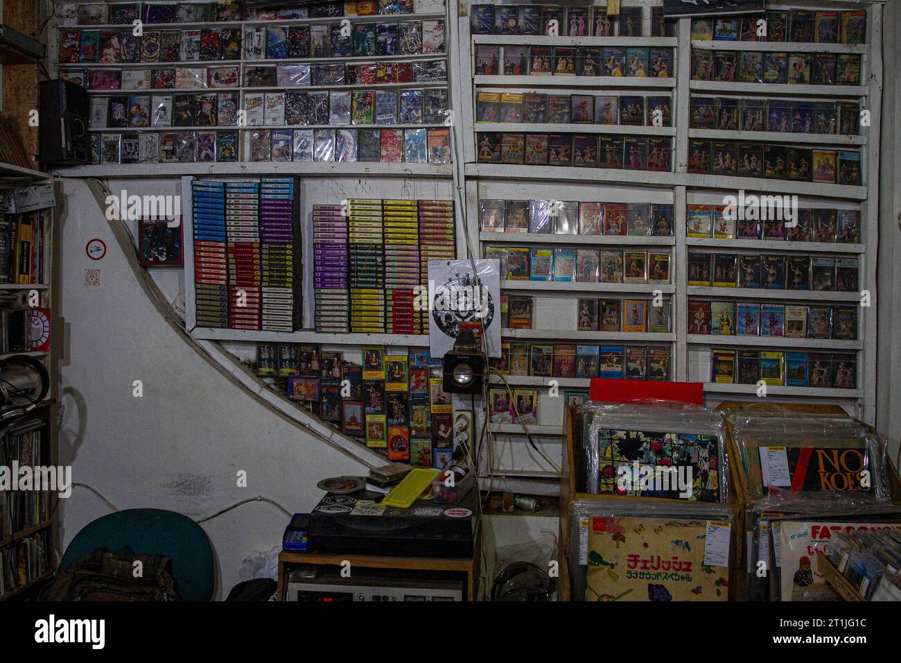 Bantul, Yogyakarta, Indonesien. Oktober 2023. Physische Albumaufnahmen im Kassetten- und Vinylformat werden in einem Musikgeschäft namens Toko Musik Luwes in Bantul ausgestellt. Nach Angaben der Recording Industry Association of America (RIAA) steigen die Einnahmen aus Musik, die vor allem durch Streaming-Dienste, aber auch durch den Verkauf physischer Musikformate angetrieben werden. Der Bericht stellte fest, dass die Einnahmen aus physischen Musikformaten im Laufe der Jahre allmählich gestiegen sind. Der Gesamtumsatz für physische Musik stieg im vergangenen Jahr um 4 Prozent, angetrieben von einem 17-prozentigen Anstieg der Schallplatten. Physische Releases Stockfoto