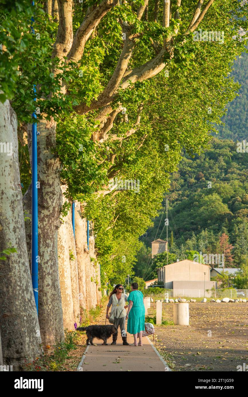 Frauen reden auf dem Boulevard Charles de Gaulle in Quillan, Aude Stockfoto