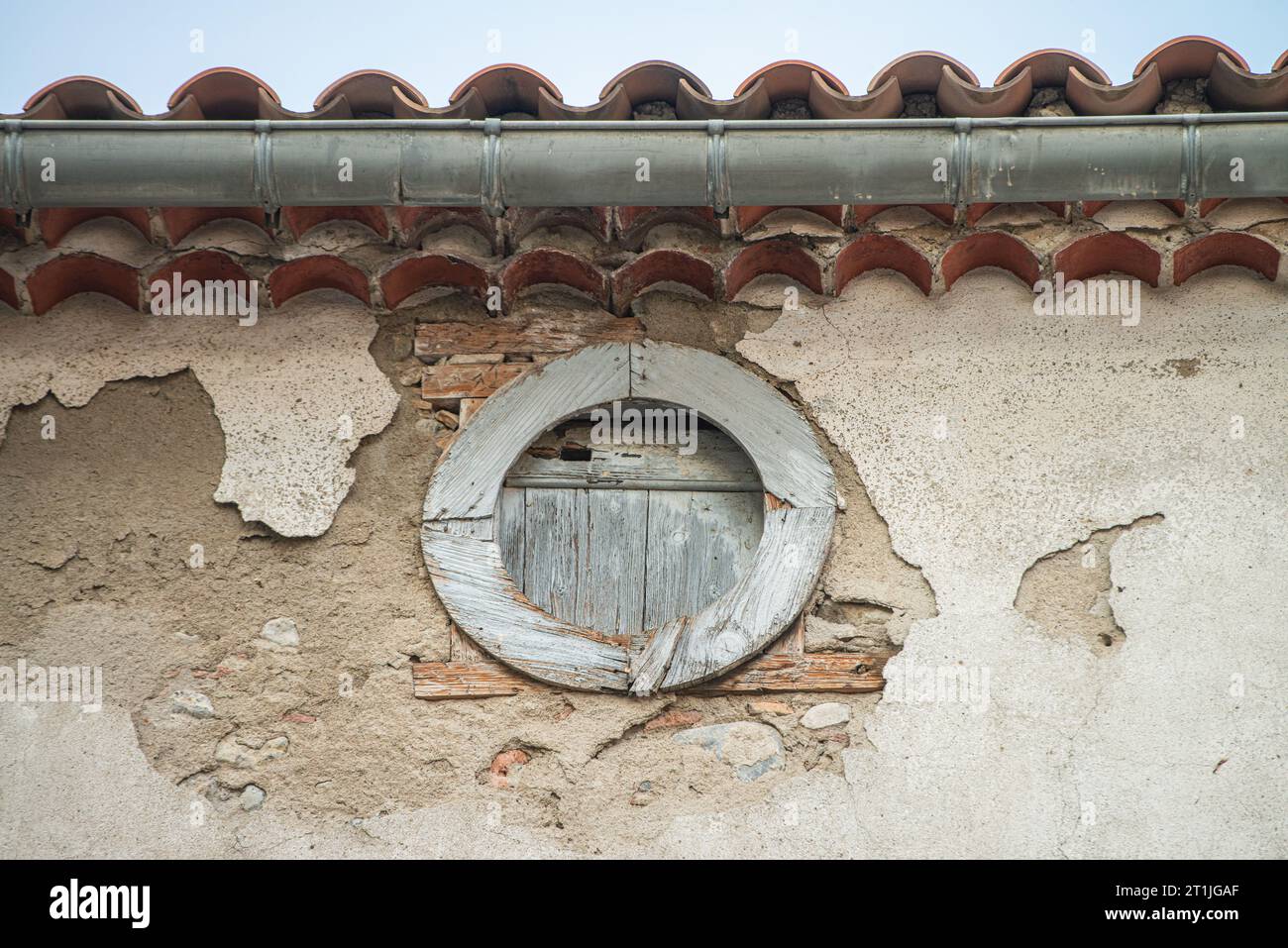 Ein Fenster in der Stadt Quillan, Aude. Stockfoto