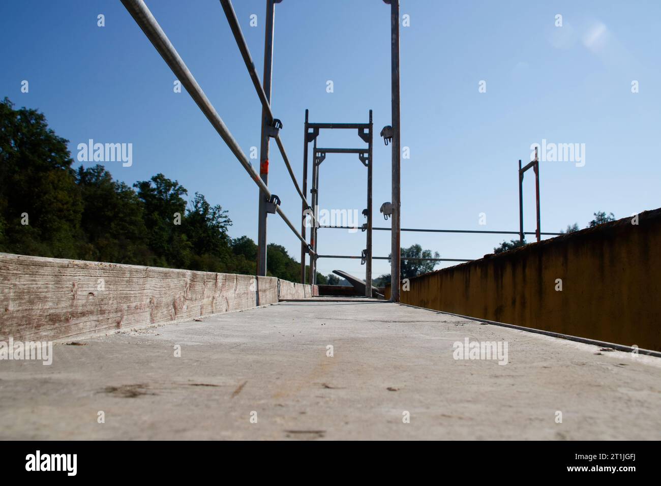 Blick durch Gerüste auf ein Haus Stockfoto