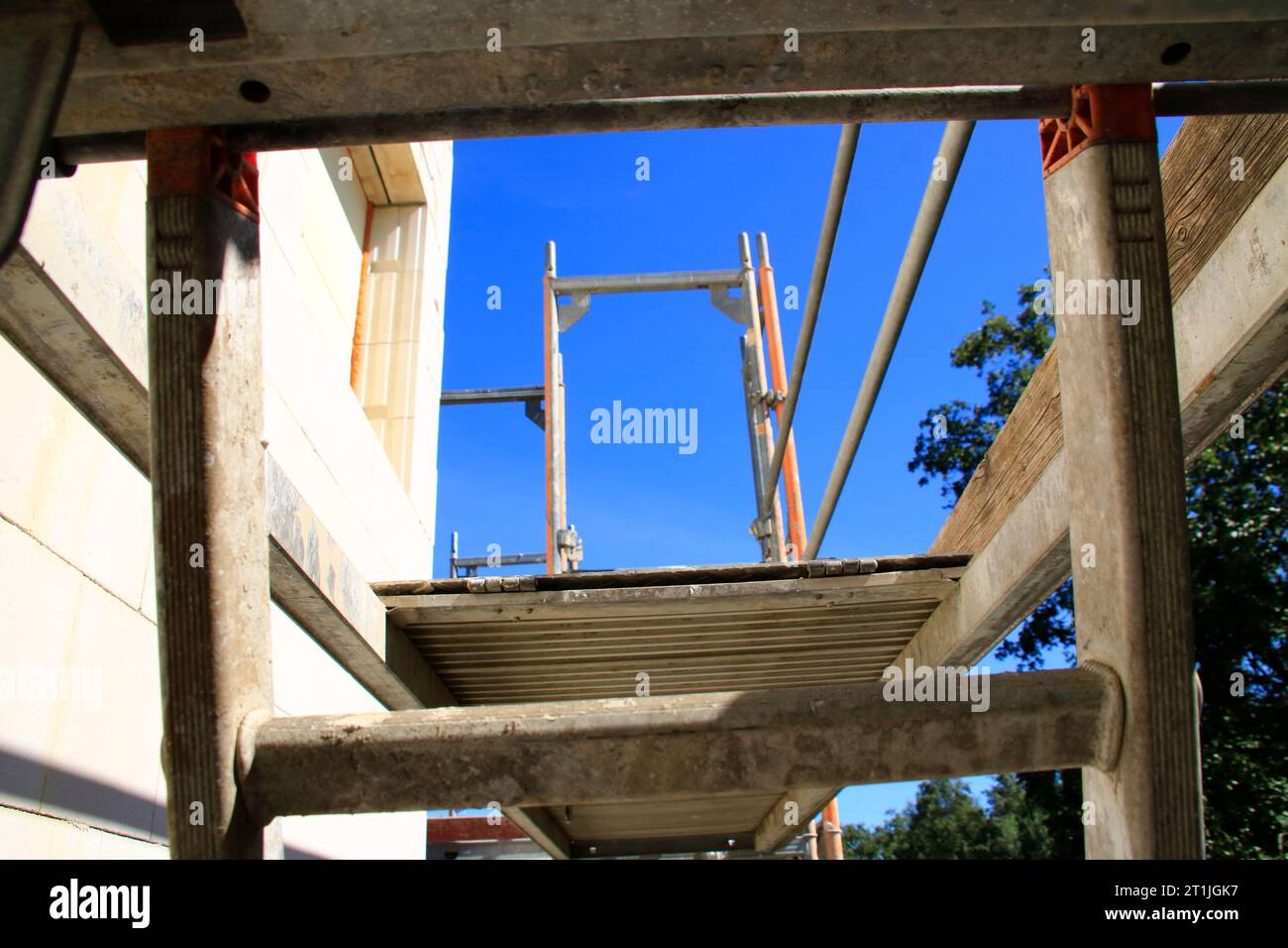Blick durch Gerüste auf ein Haus Stockfoto