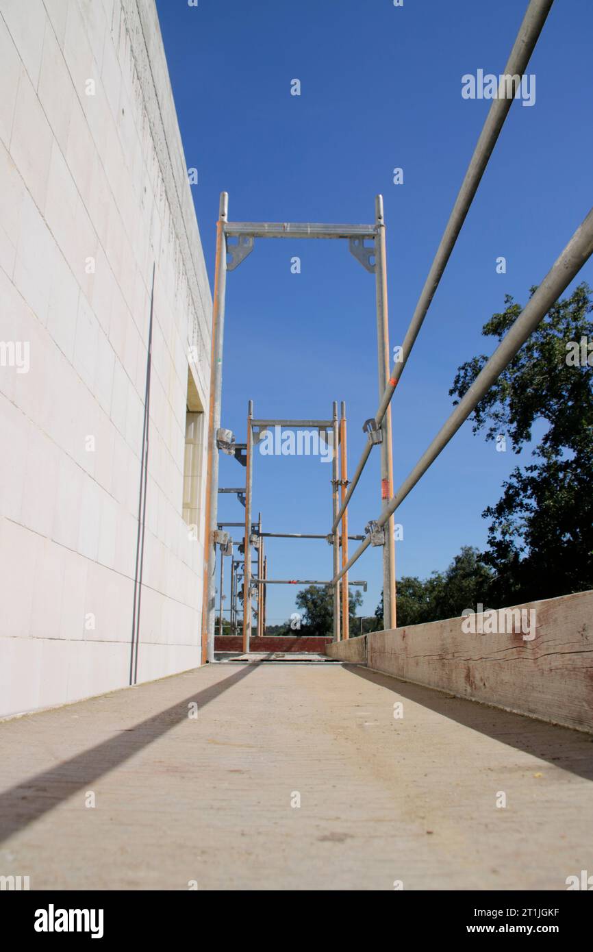 Blick durch Gerüste auf ein Haus Stockfoto