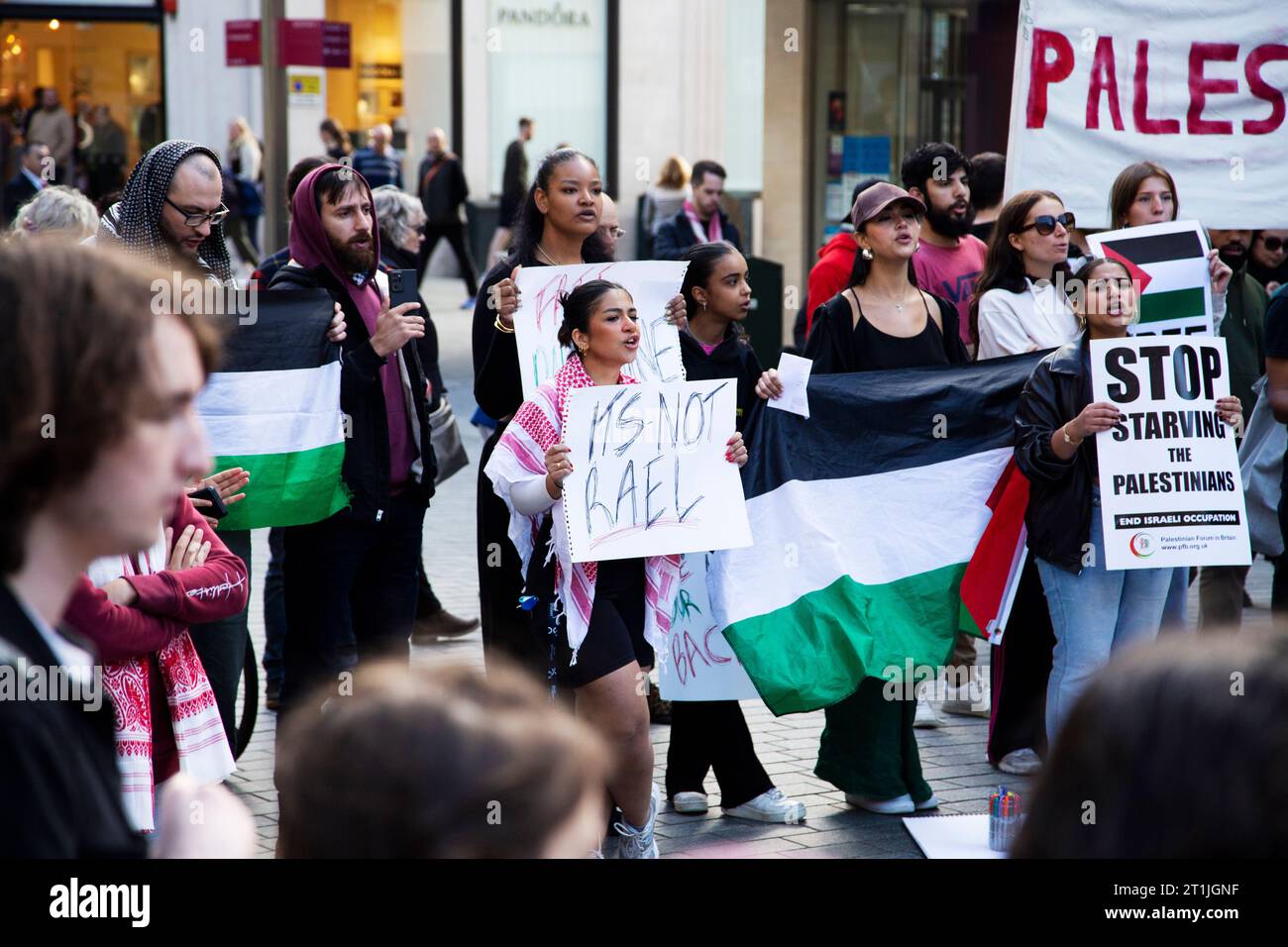 Freier palästinensischer Protest im Stadtzentrum von Exeter - junge Dame mit IHREM NICHT-RA-EL-Schild Stockfoto