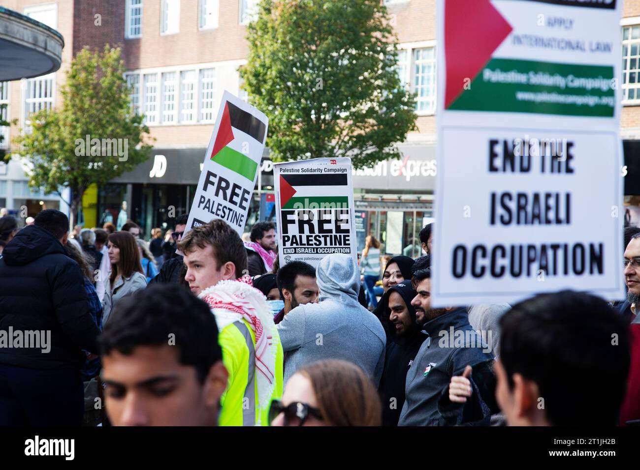 Freier palästinensischer Protest im Stadtzentrum von Exeter - mehrere Schilder innerhalb der Menschenmenge Stockfoto