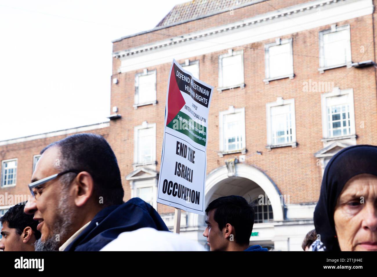 Freier palästinensischer Protest im Stadtzentrum von Exeter - das Schild „End the Israeli Occupation“ gegen die Menschenmenge im Stadtzentrum Stockfoto
