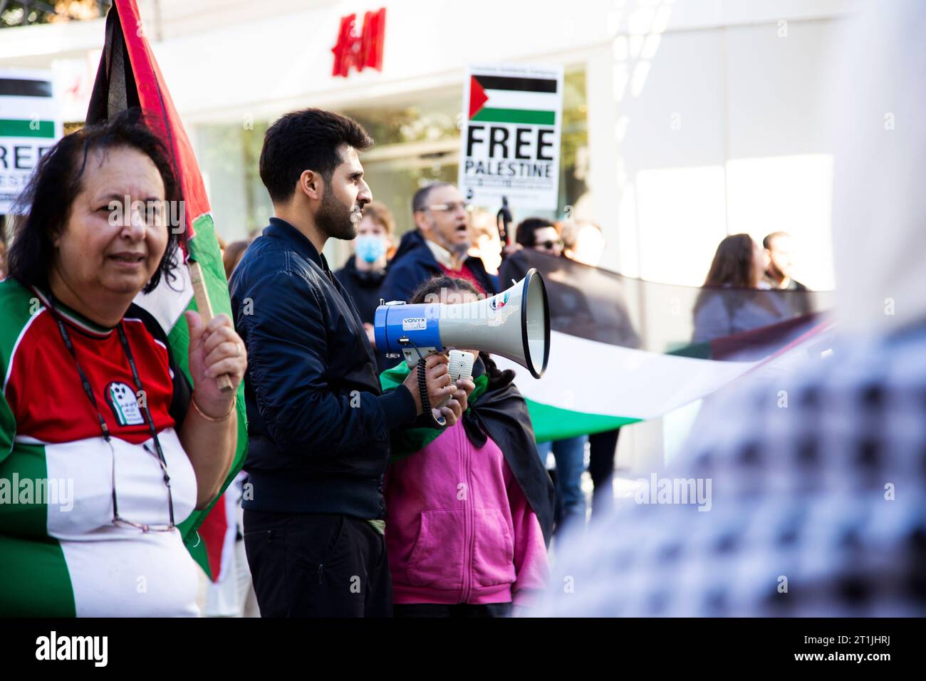 Freier Palästina-Protest im Stadtzentrum von Exeter - Mann und Mädchen protestieren auf Megaphon-Rundgang Stockfoto