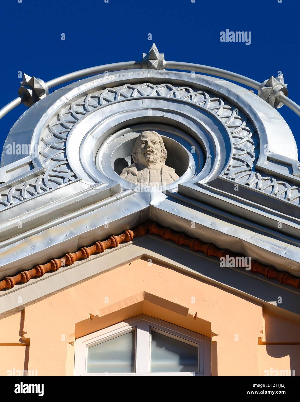 Silberfarbene Struktur um eine Statue oder Skulptur. Architektonisches Element in der Fassade oder Außenwand des Romea Theaters. Stockfoto