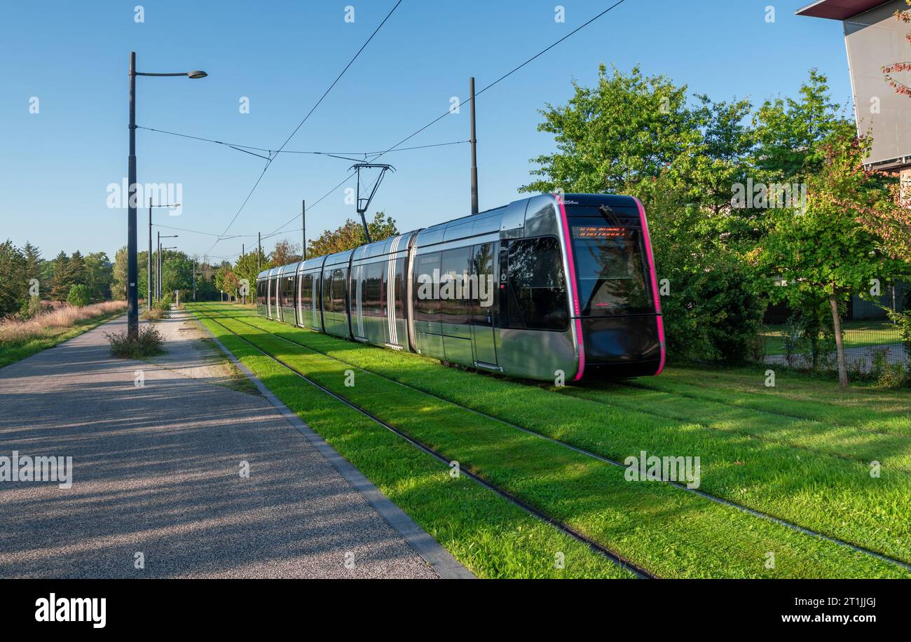 Tours, Loire-Tal, Frankreich - 3. September 2023: Moderne Straßenbahn in Tours in einem grünen Bereich am Ende der Strecke, entworfen von Tours-basiertem französischem Design HO Stockfoto