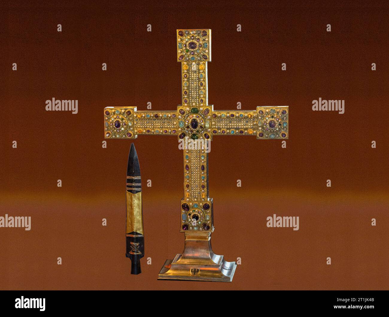 Die kaiserliche Schatzkammer im Schloss Trifels (Heilige Lanze, Kaiserkreuz). Im Pfälzerwald oberhalb der südpfälzischen Stadt Annweiler. Wasgau, R Stockfoto