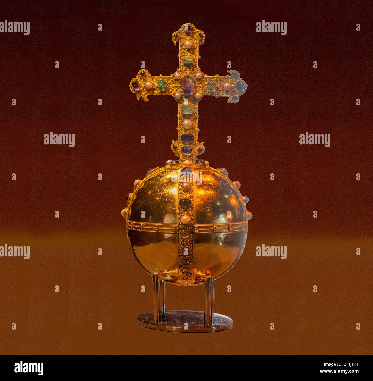 Die kaiserliche Schatzkammer in Trifels Castle (Kaiserliche Kugel). Im Pfälzerwald oberhalb der südpfälzischen Stadt Annweiler. Wasgau, Rheinland-Palat Stockfoto