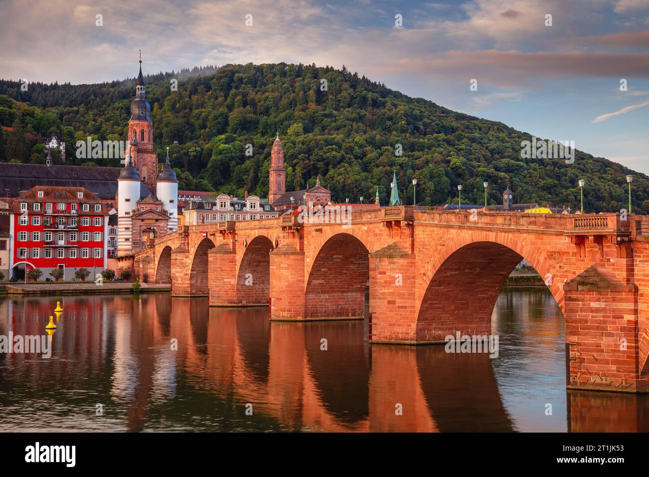 Heidelberg, Deutschland. Stadtbild der historischen Stadt Heidelberg mit dem Alten Brückentor bei Sonnenaufgang im Herbst. Stockfoto