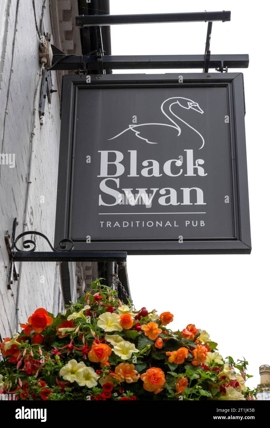 Traditionelles hängendes Pub-Schild im Black Swan Public House, Market Street, Uttoxeter, Staffordshire, England, UK Stockfoto