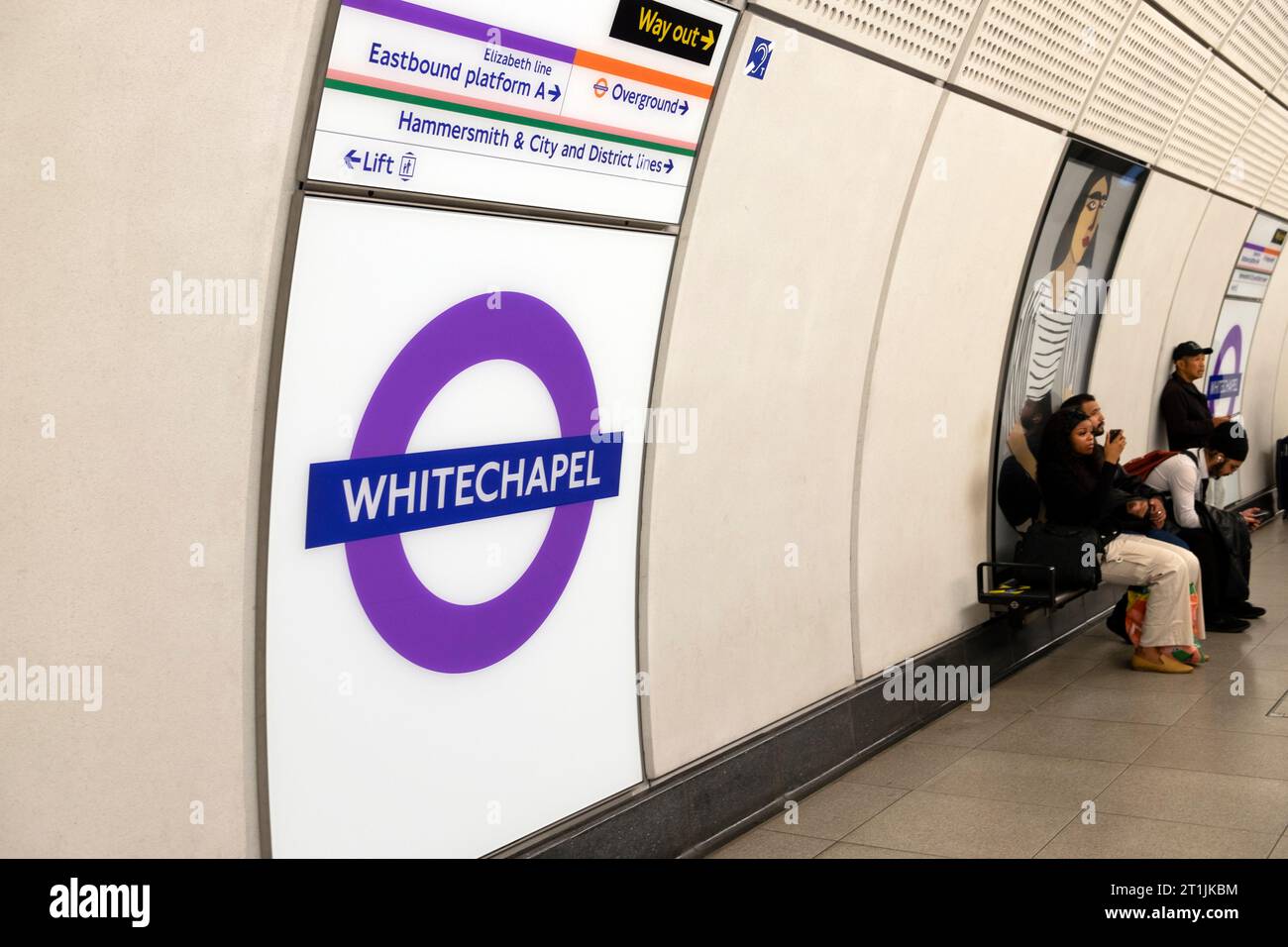 Elizabeth Line TFL-U-Bahn-Verkehrsschild für London U-Bahn-Station in Whitechapel Station in London England Großbritannien KATHY DEWITT Stockfoto