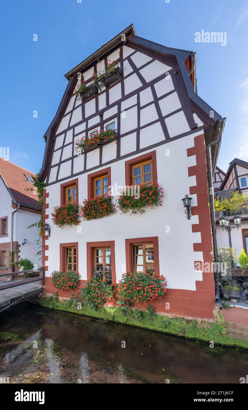 Annweiler am Trifels. Ein gemütlicher Ort mit vielen Fachwerkhäusern. Wasgau, Rheinland-Pfalz, Deutschland, Europa Stockfoto