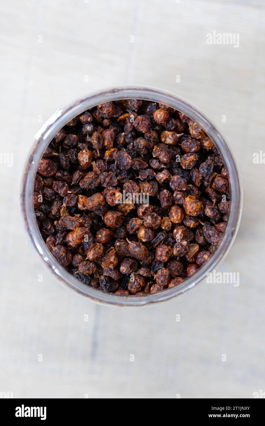 Ein Top-down-Porträt eines Plastiktopfes oder -Gefäßes voller frisch getrocknetem Sanddorntee darin. Das Kraut kann in einer entspannenden Tasse warm verwendet werden Stockfoto