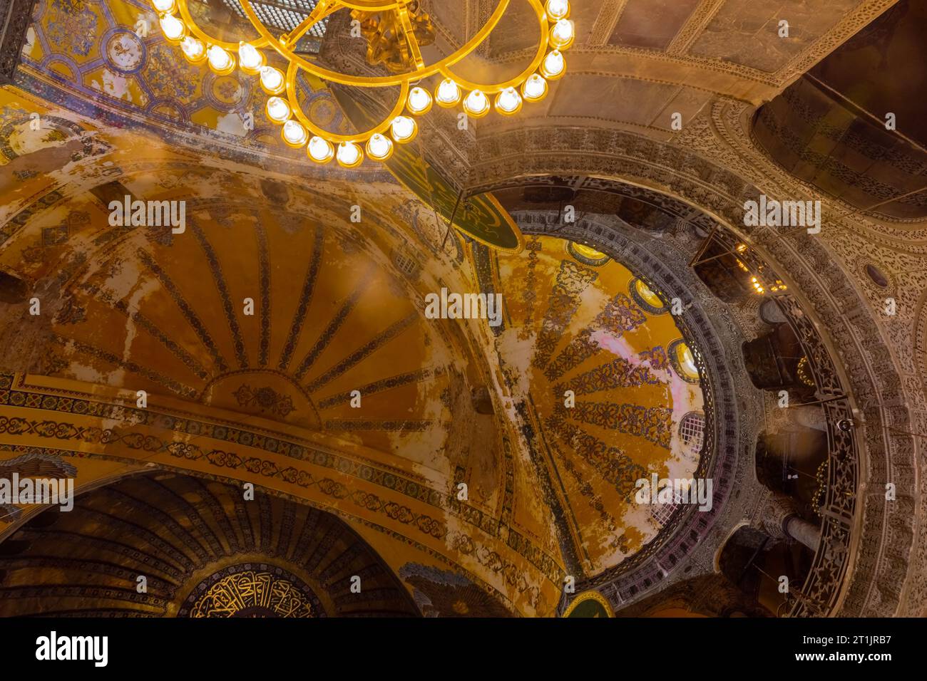 Istanbul, Türkei - 17. Oktober 2022: Innere der Hagia Sophia. Die große Moschee und früher die Kirche sind ein beliebtes Ziel unter Pilgern Stockfoto