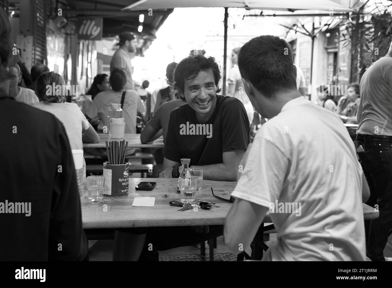 Gäste in einem Café in Marches des Enfants Rouge, Le Marais, Paris, Frankreich Stockfoto
