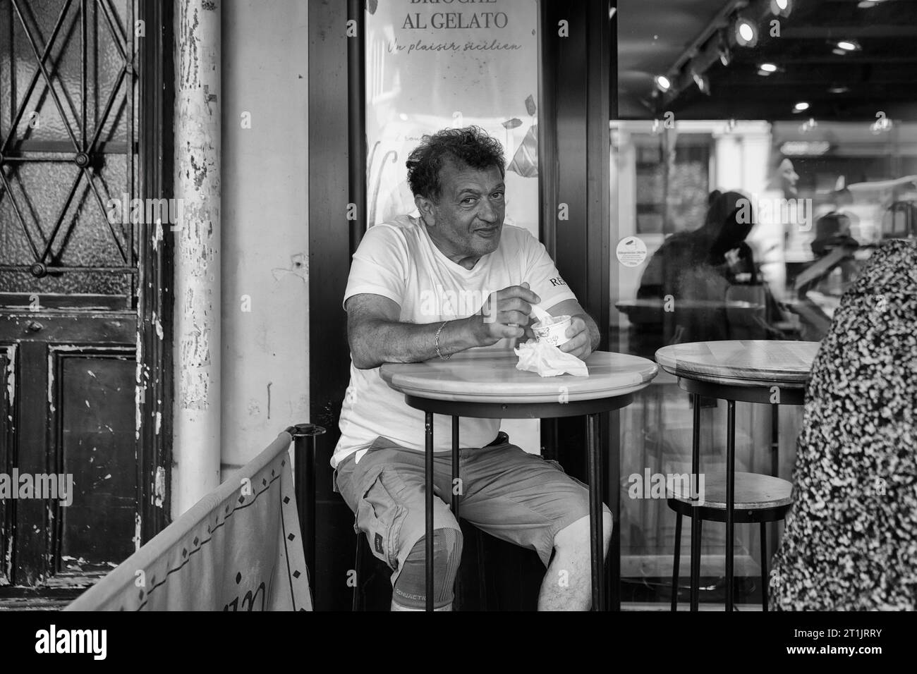 Gäste in einem Café in Le Marais, Paris, Frankreich Stockfoto