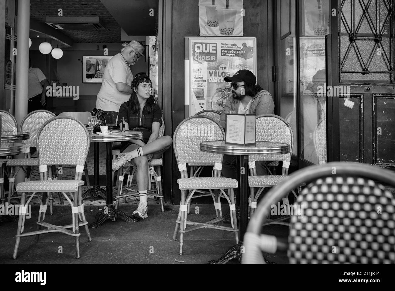 Gäste in einem Café in der Nähe der Marches des Enfants Rouges, Le Marais, Paris, Frankreich Stockfoto