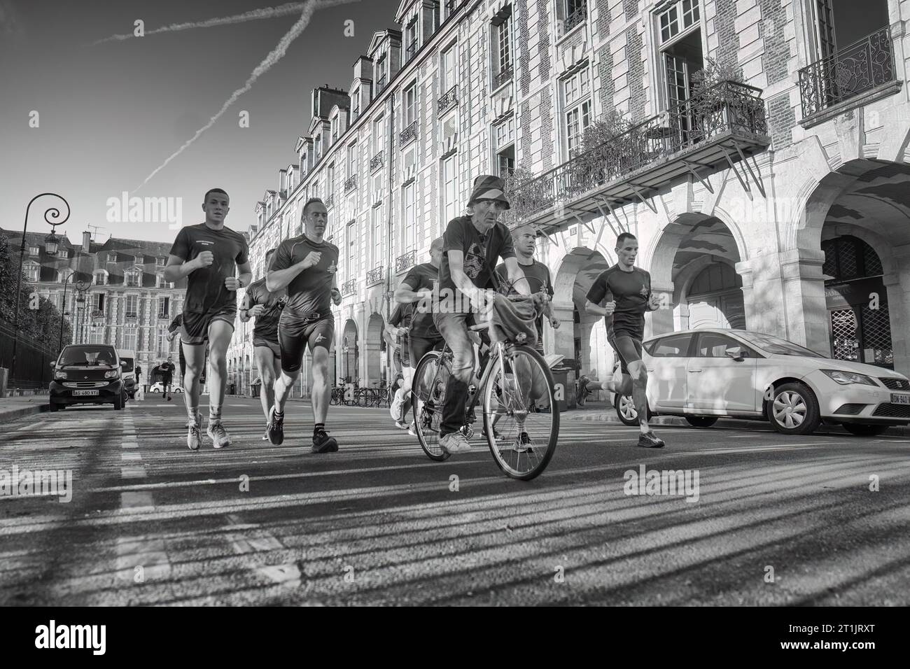 Frankreich Rugby-Team im warm-Up, plus ein Radfahrer. Paris, Frankreich Stockfoto