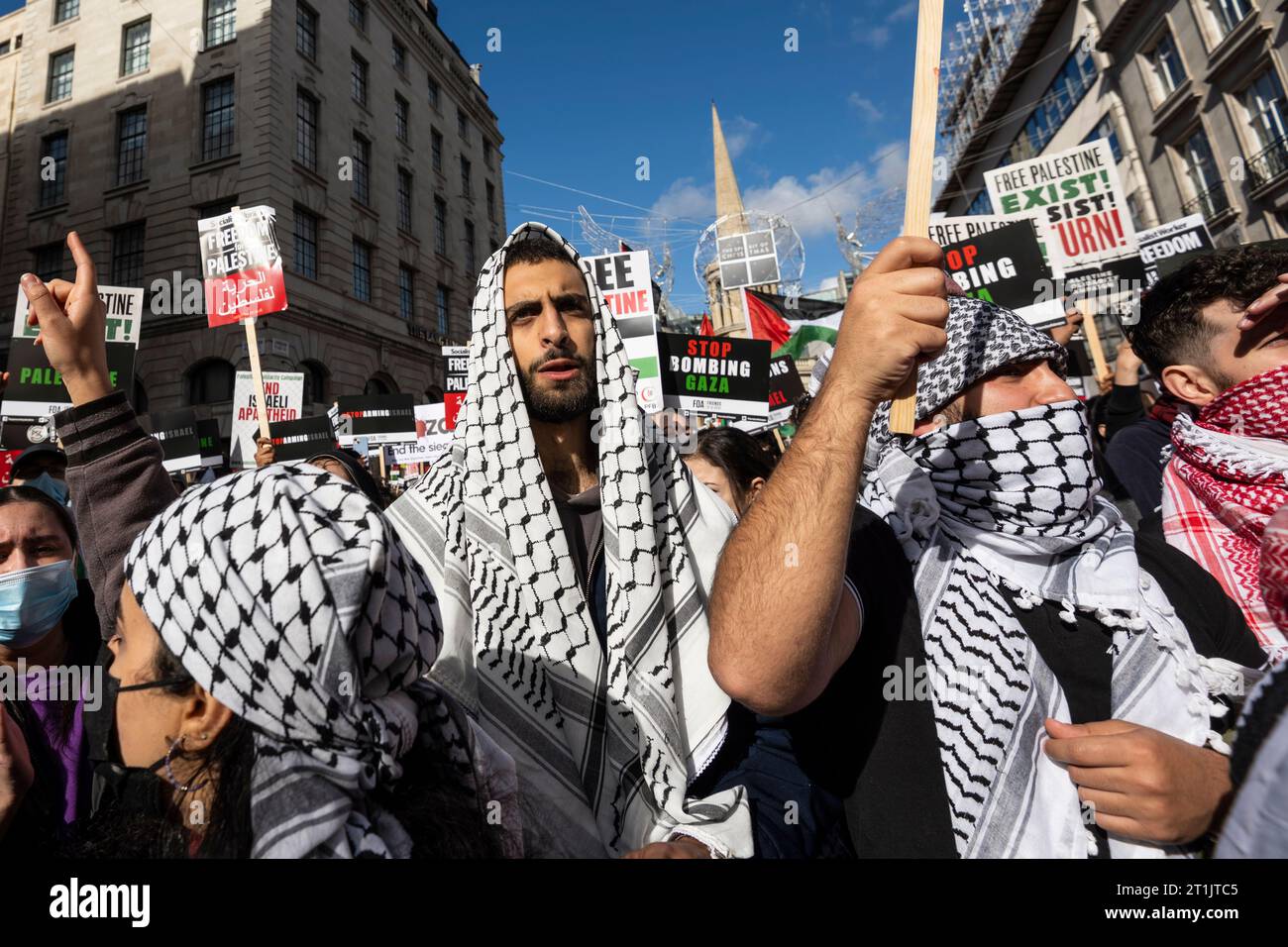 London, Großbritannien. 14. Oktober 2023. Pro-palästinensische Unterstützer bei einer Solidaritätsdemonstration von Portland Place nach Whitehall. Am 7. Oktober führte die Hamas einen überraschenden Mehrfrontenangriff aus Gaza auf Israel aus, und als Reaktion darauf hat der israelische Premierminister Benjamin Netanjahu erklärt, dass Israel im Krieg ist. Die Polizei hat gewarnt, die Flagge zur Unterstützung der Hamas zu führen, ist eine Straftat, die zu einer Verhaftung führen wird. Quelle: Stephen Chung / Alamy Live News Stockfoto