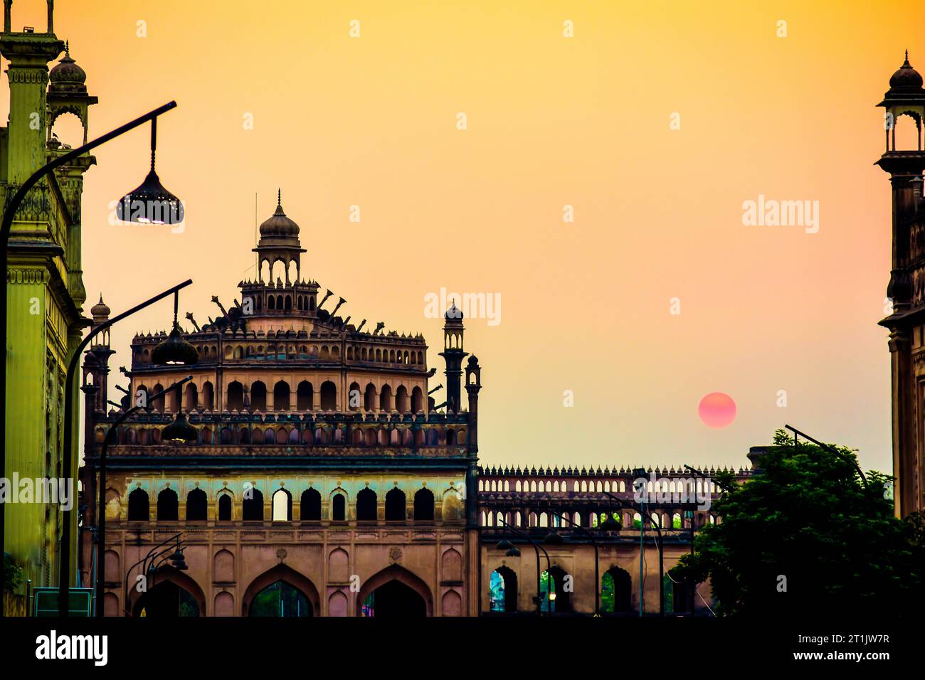 Das Rumi-Tor, Indien. Dieses Tor wurde im 18. Jahrhundert von der Nawab von Awadh in Lucknow City gebaut. Sie ist 60 Meter hoch und symbolisiert die Stadt. Stockfoto