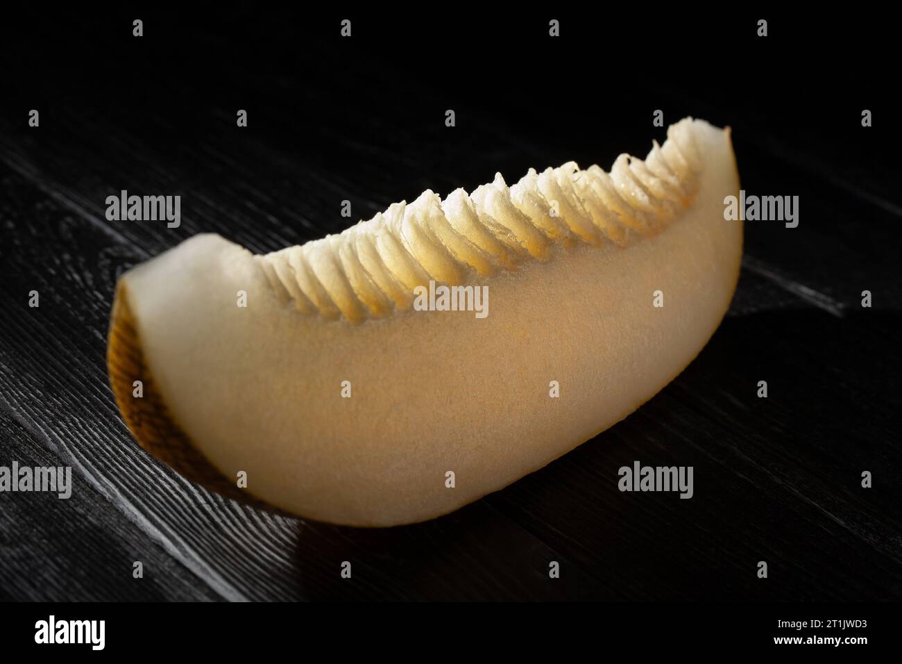 Geschnittene Melone auf hölzernem Hintergrund Stockfoto