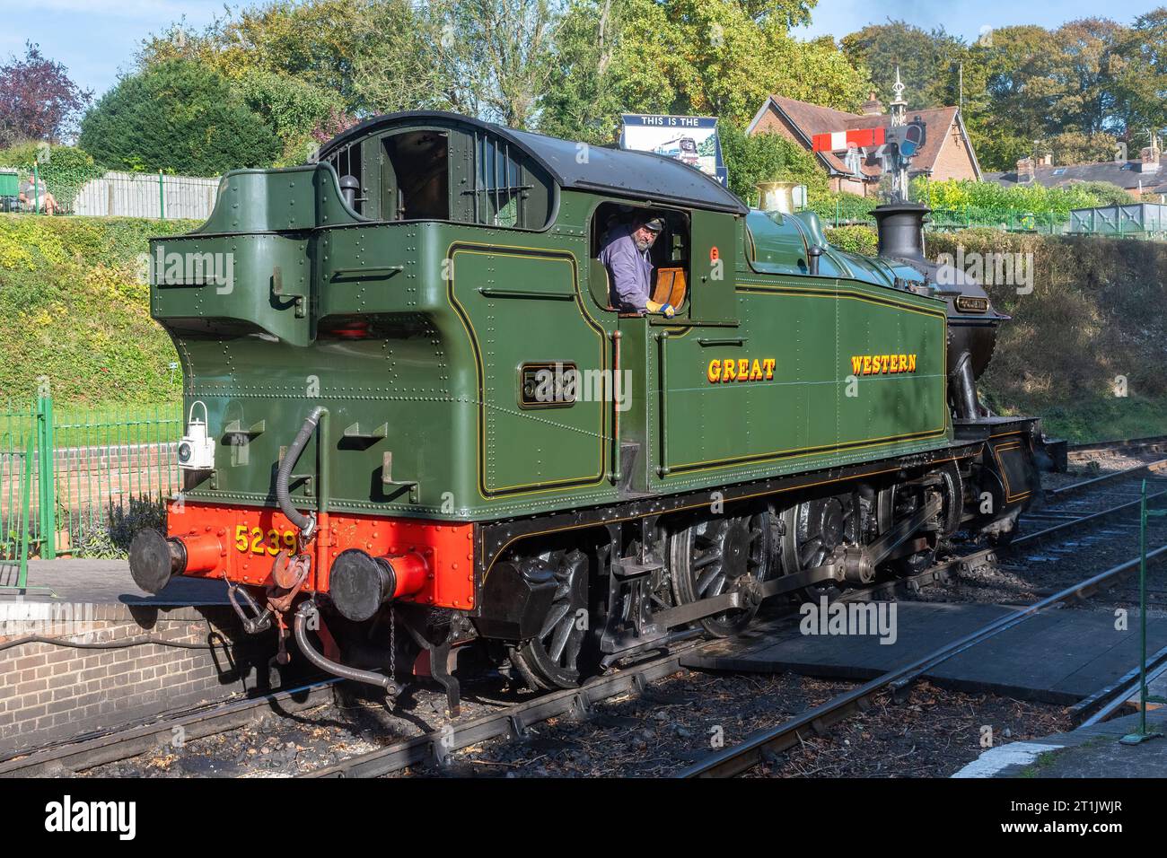Alresford Station während der Watercress Line Autumn Steam Gala, Oktober 2023, Hampshire, England, Vereinigtes Königreich. Freiwilliger Fahrer, der die Dampflokomotive umkehrt Stockfoto