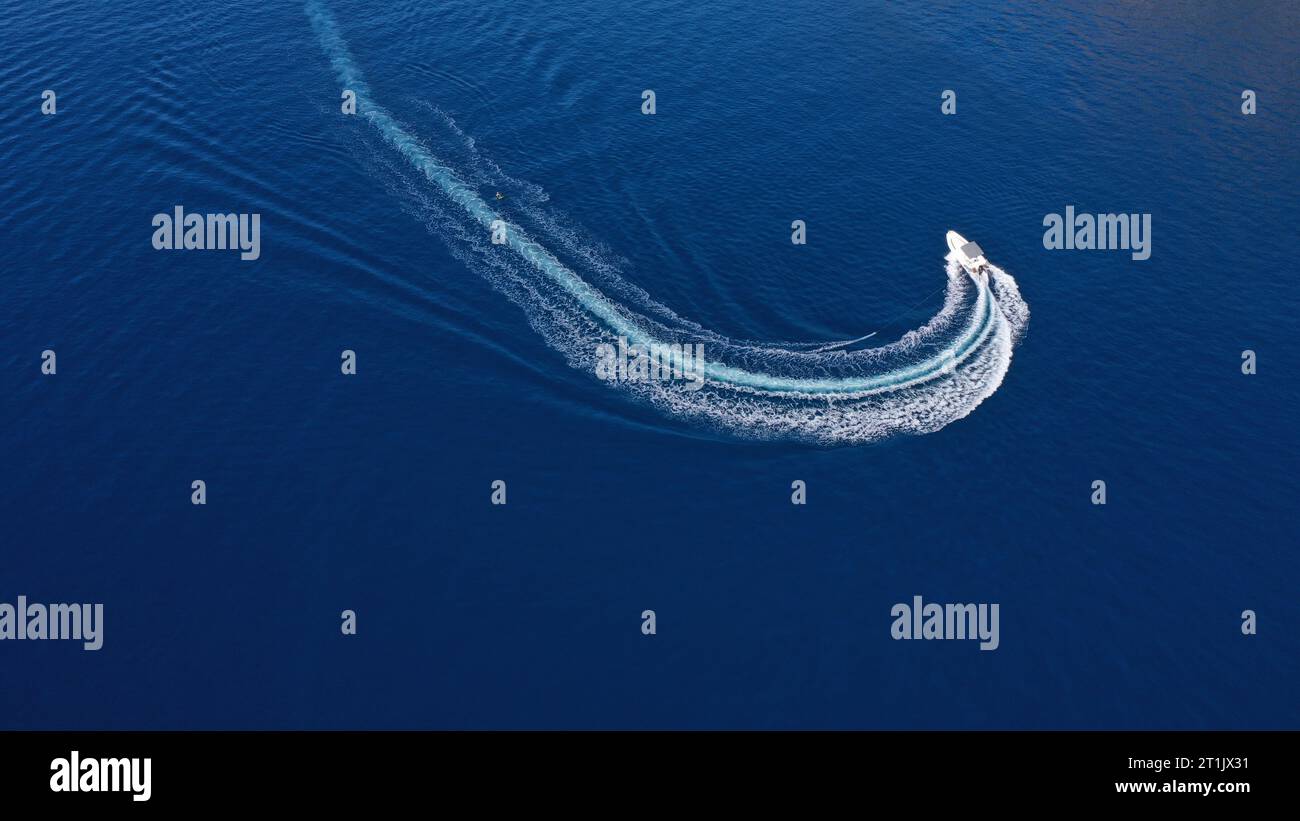 Lancha y marca de Agua en el mar Stockfoto