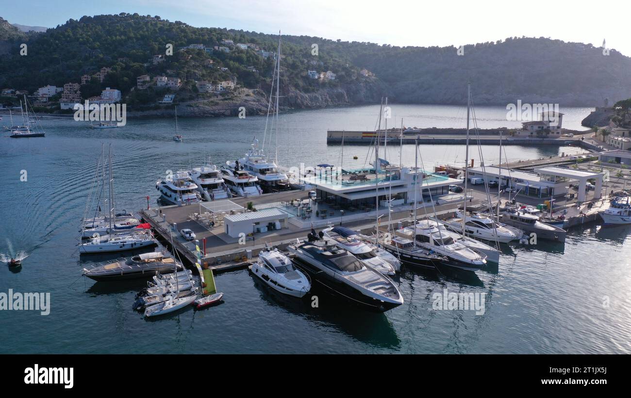 Velero y puesta de sol Stockfoto