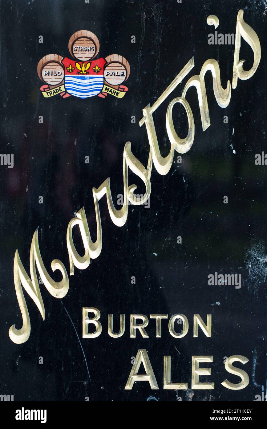 Vintage-Beschilderung an der Außenseite des „Quiet Woman“ Publishauses, Earl Sterndale, Derbyshire. Stockfoto