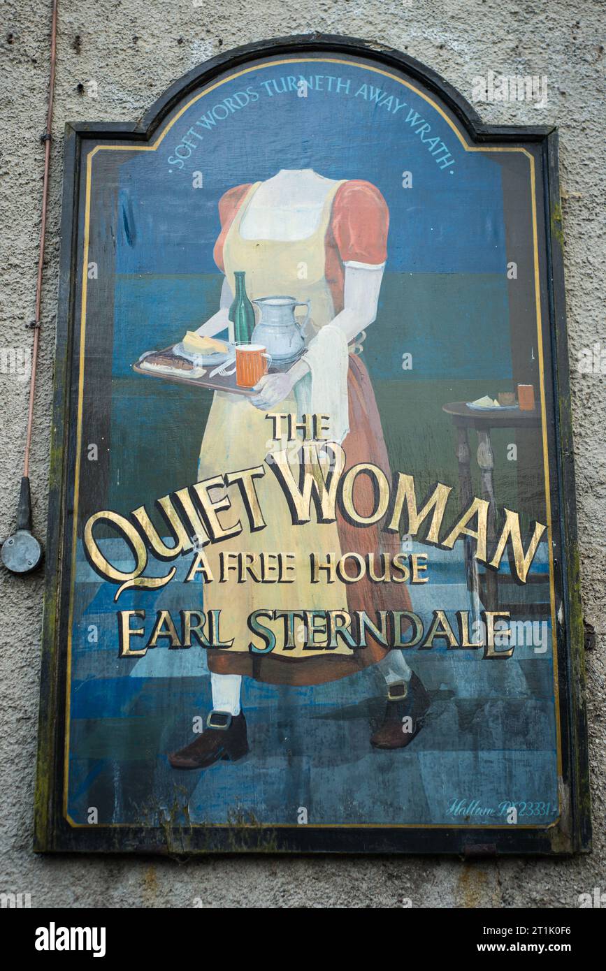 Vintage-Beschilderung an der Außenseite des „Quiet Woman“ Publishauses, Earl Sterndale, Derbyshire. Stockfoto