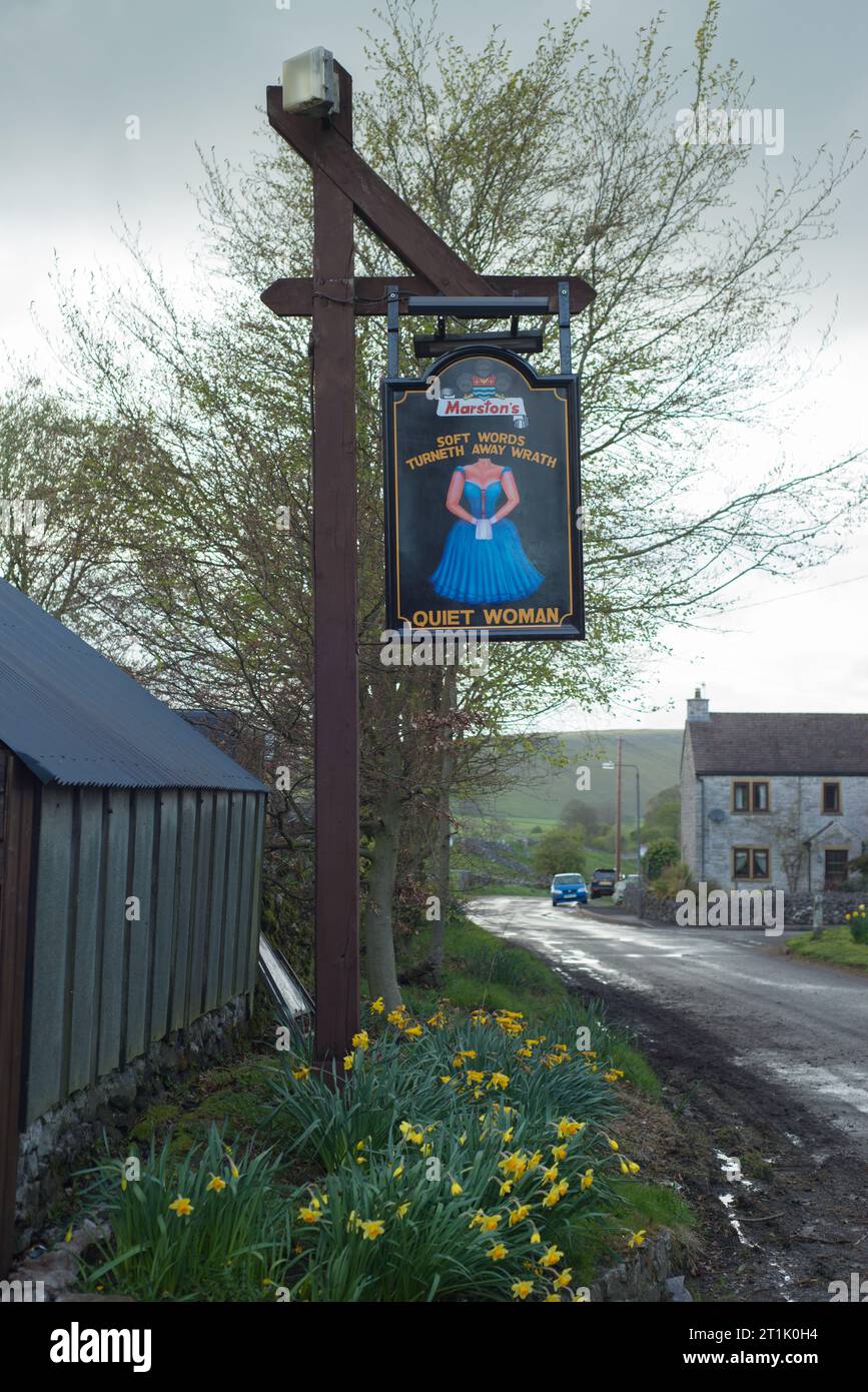 Vintage-Beschilderung an der Außenseite des „Quiet Woman“ Publishauses, Earl Sterndale, Derbyshire. Stockfoto