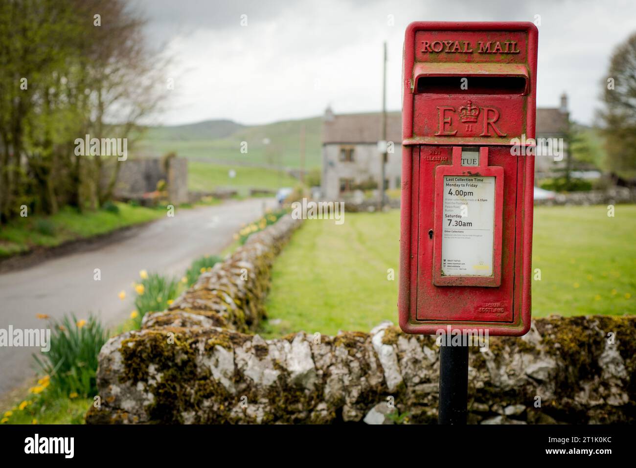 Briefkasten im Dorf Earl Sterndale, Derbyshire Stockfoto