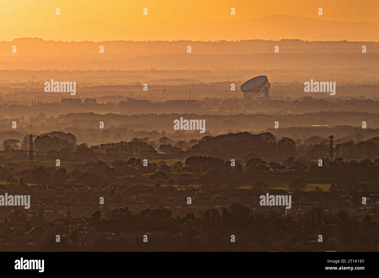 Das Lovell-Teleskop an der Jodrell Bank am frühen Abendlicht aus Sicht von Macclesfield in Cheshire. Stockfoto