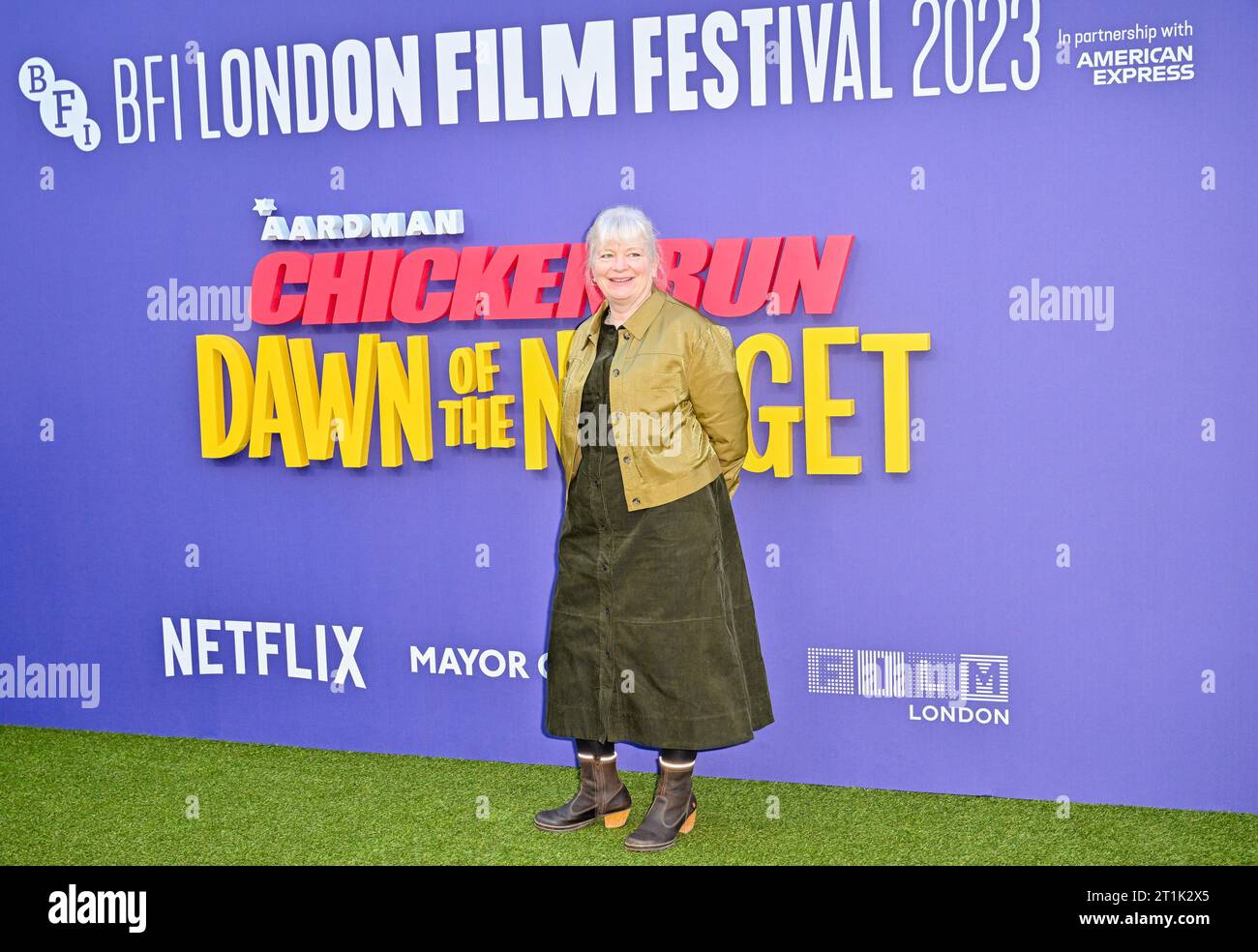 London, Großbritannien. Oktober 2023. Anne King. Roter (grüner) Teppich erscheint für die Vorstellung von „Chicken Run: Dawn of the Nugget“ für die Gala des Bürgermeisters von London im Southbank Centre, Royal Festival Hall während des BFI London Film Festival, London, Großbritannien. Quelle: LFP/Alamy Live News Stockfoto