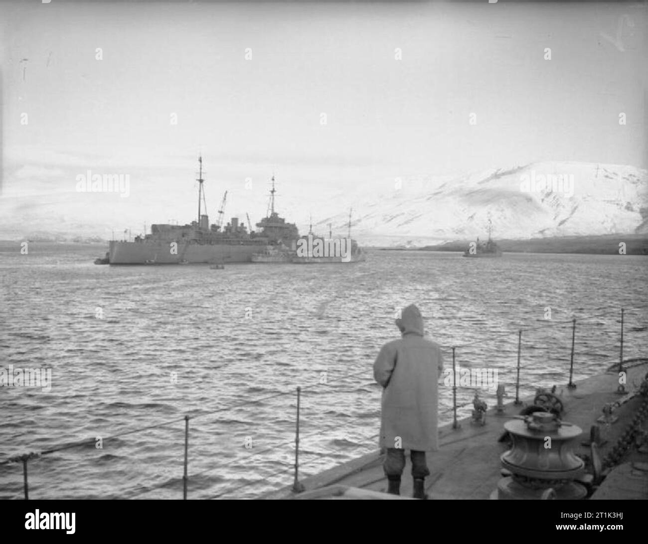 Die Royal Navy während des Zweiten Weltkriegs Zerstörer HMS HECLA, Depot Schiff in Hvalfjord, Island mit zerstörern Neben. Stockfoto
