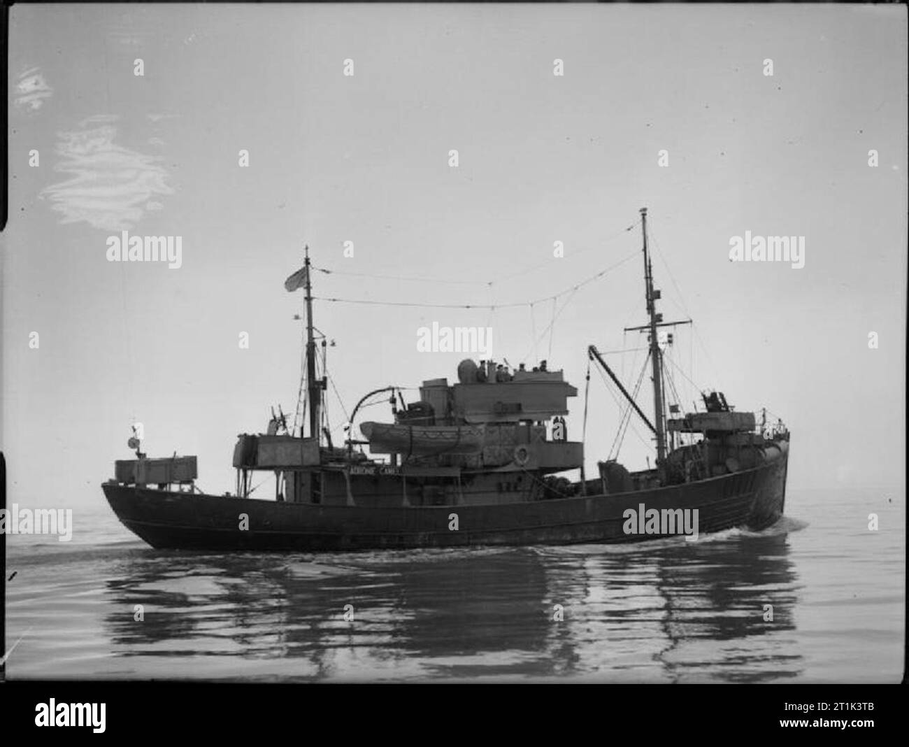 Die Royal Navy während des Zweiten Weltkriegs HMT ADRONIE CAMIEL, unterwegs am Meer. Dies war eine der drei belgischen Fischtrawler, die von der Belgischen Küste entgangen und jetzt helfen der britischen Küste um Milford Haven und Fishguard zu schützen. Stockfoto