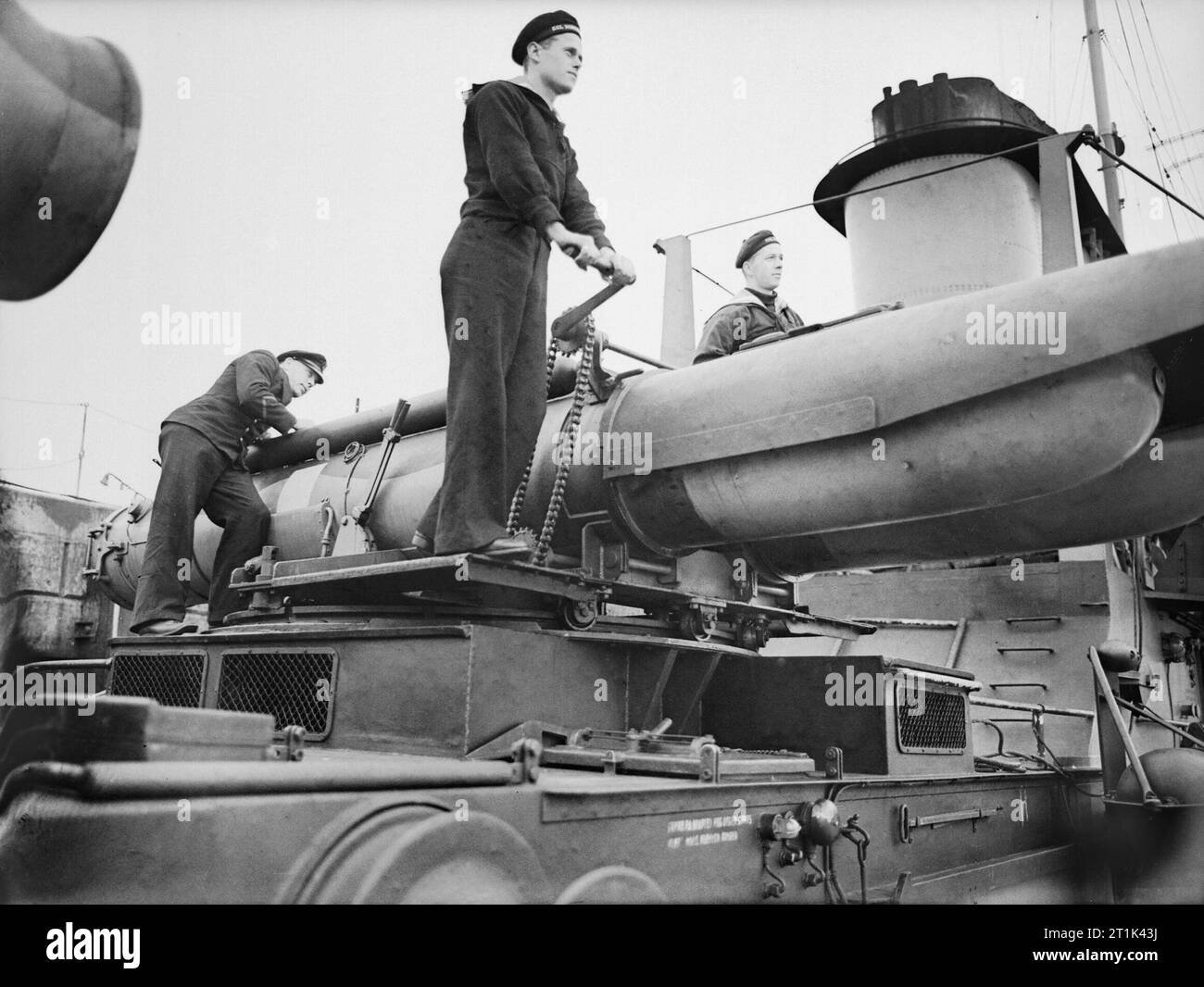 Die Royal Navy während des Zweiten Weltkriegs den Torpedo Crew bei der 'ready' durch die torpedorohre, an Bord KNM SLEIPNER, einem norwegischen Torpedoboot arbeiten mit der Royal Navy. Stockfoto